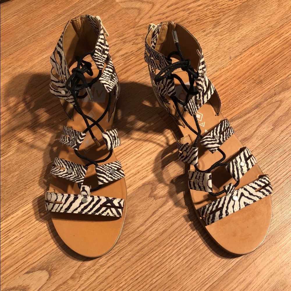 Laced up sandals